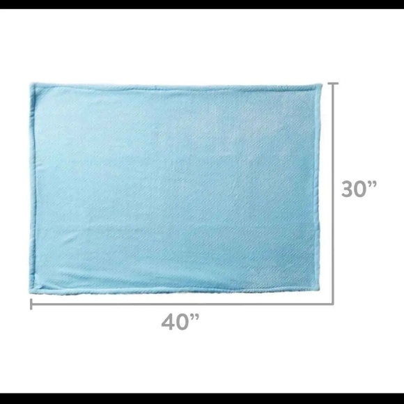 NWT Cozy Blue and Cream Throw Blanket - Picture 4 of 4